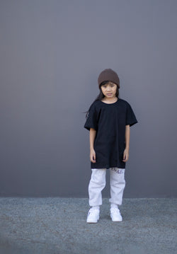 LAURA POCKET TEE BLACK BASIC